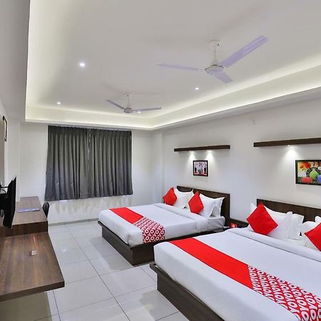 Oyo 16604 Hotel Sparsh Inn 아흐메다바드 외부 사진
