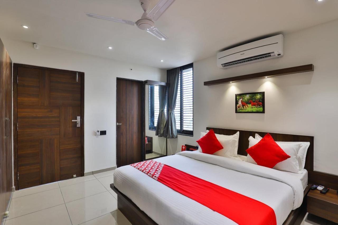 Oyo 16604 Hotel Sparsh Inn 아흐메다바드 외부 사진