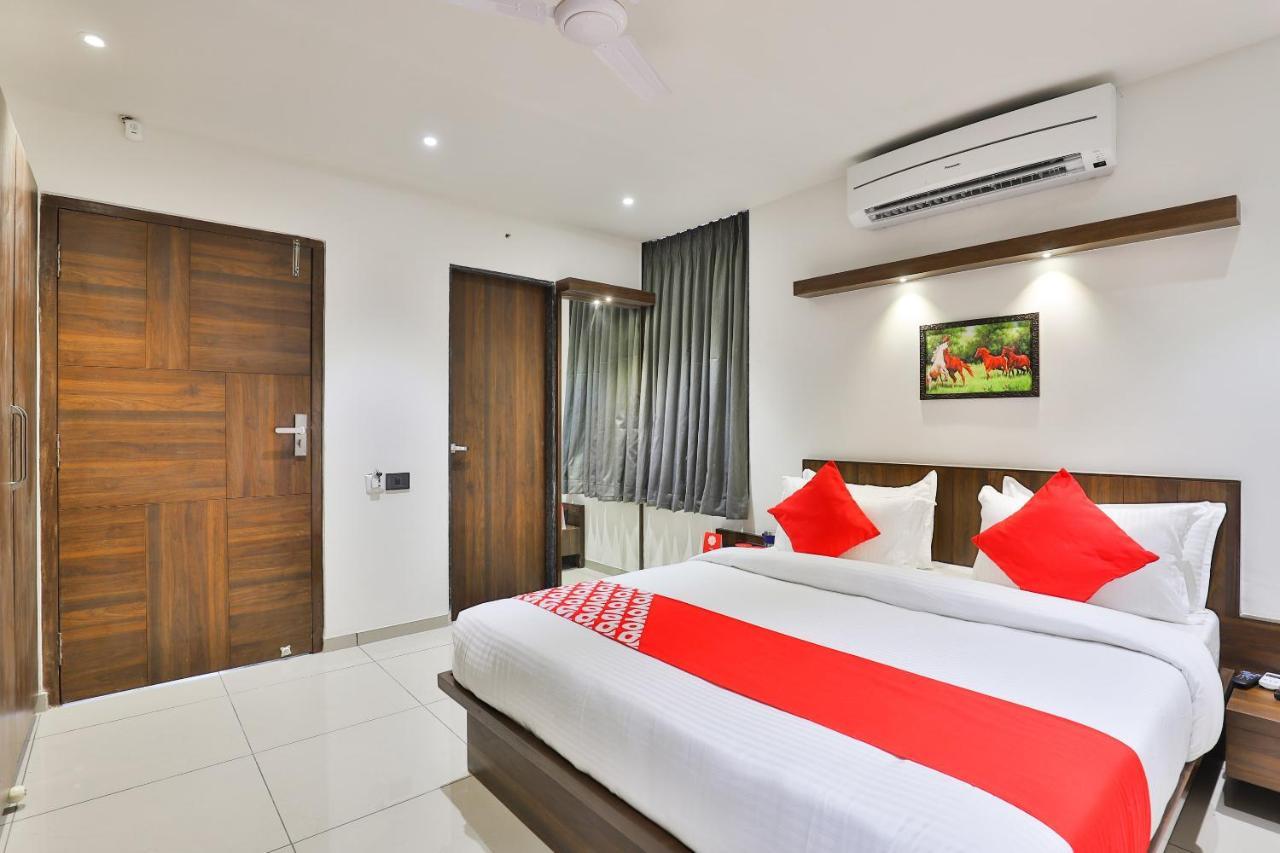 Oyo 16604 Hotel Sparsh Inn 아흐메다바드 외부 사진