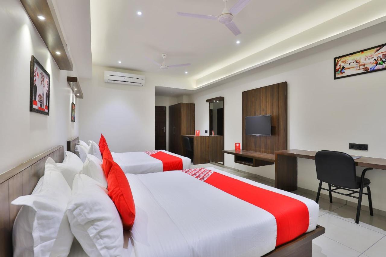 Oyo 16604 Hotel Sparsh Inn 아흐메다바드 외부 사진