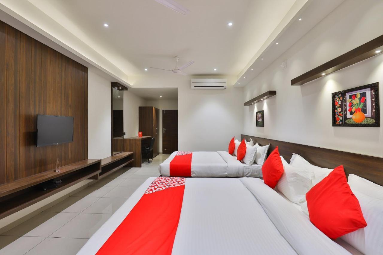 Oyo 16604 Hotel Sparsh Inn 아흐메다바드 외부 사진