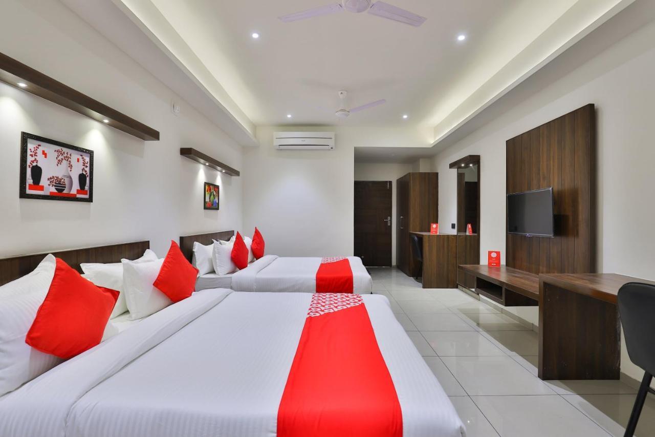 Oyo 16604 Hotel Sparsh Inn 아흐메다바드 외부 사진