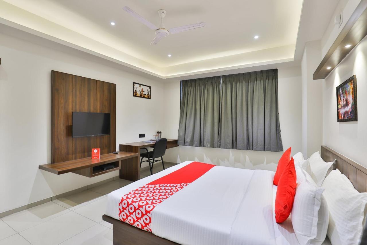 Oyo 16604 Hotel Sparsh Inn 아흐메다바드 외부 사진