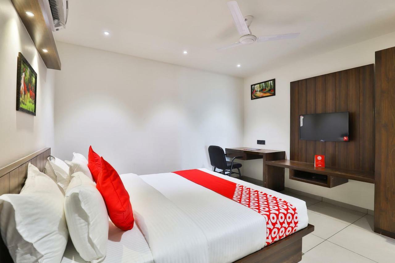Oyo 16604 Hotel Sparsh Inn 아흐메다바드 외부 사진