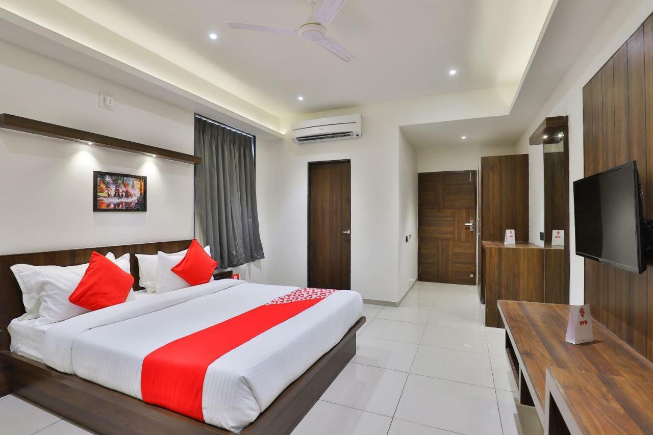 Oyo 16604 Hotel Sparsh Inn 아흐메다바드 외부 사진