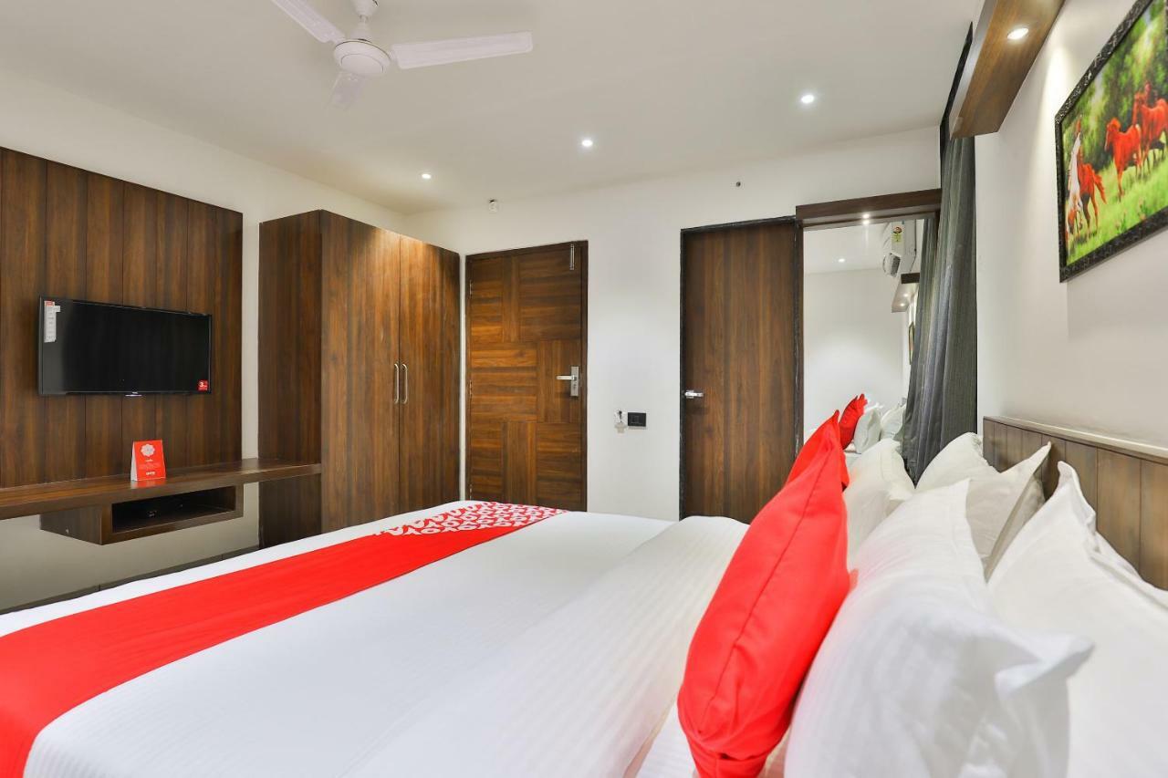 Oyo 16604 Hotel Sparsh Inn 아흐메다바드 외부 사진