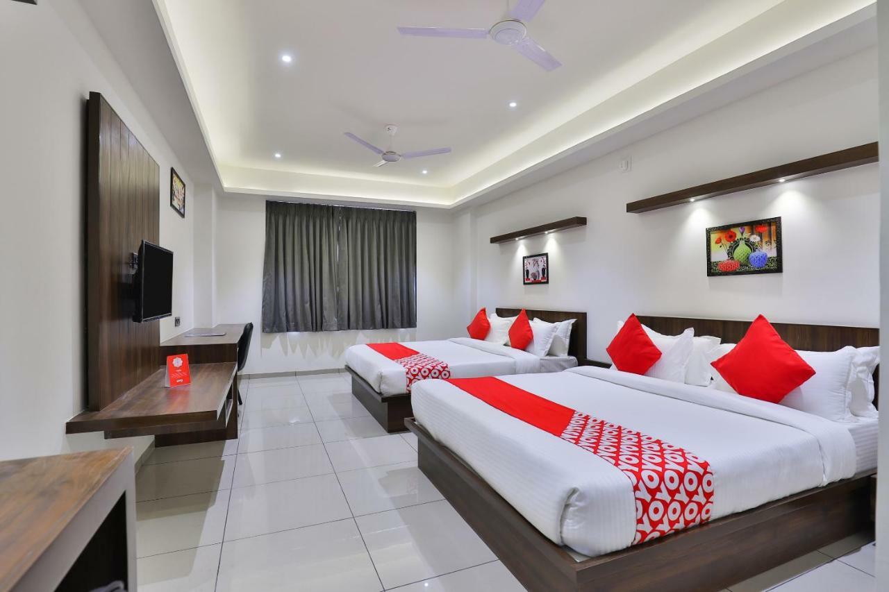 Oyo 16604 Hotel Sparsh Inn 아흐메다바드 외부 사진