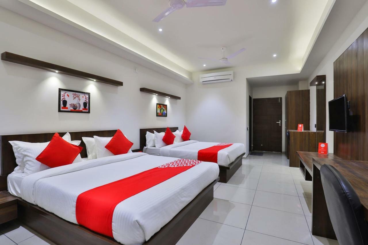 Oyo 16604 Hotel Sparsh Inn 아흐메다바드 외부 사진